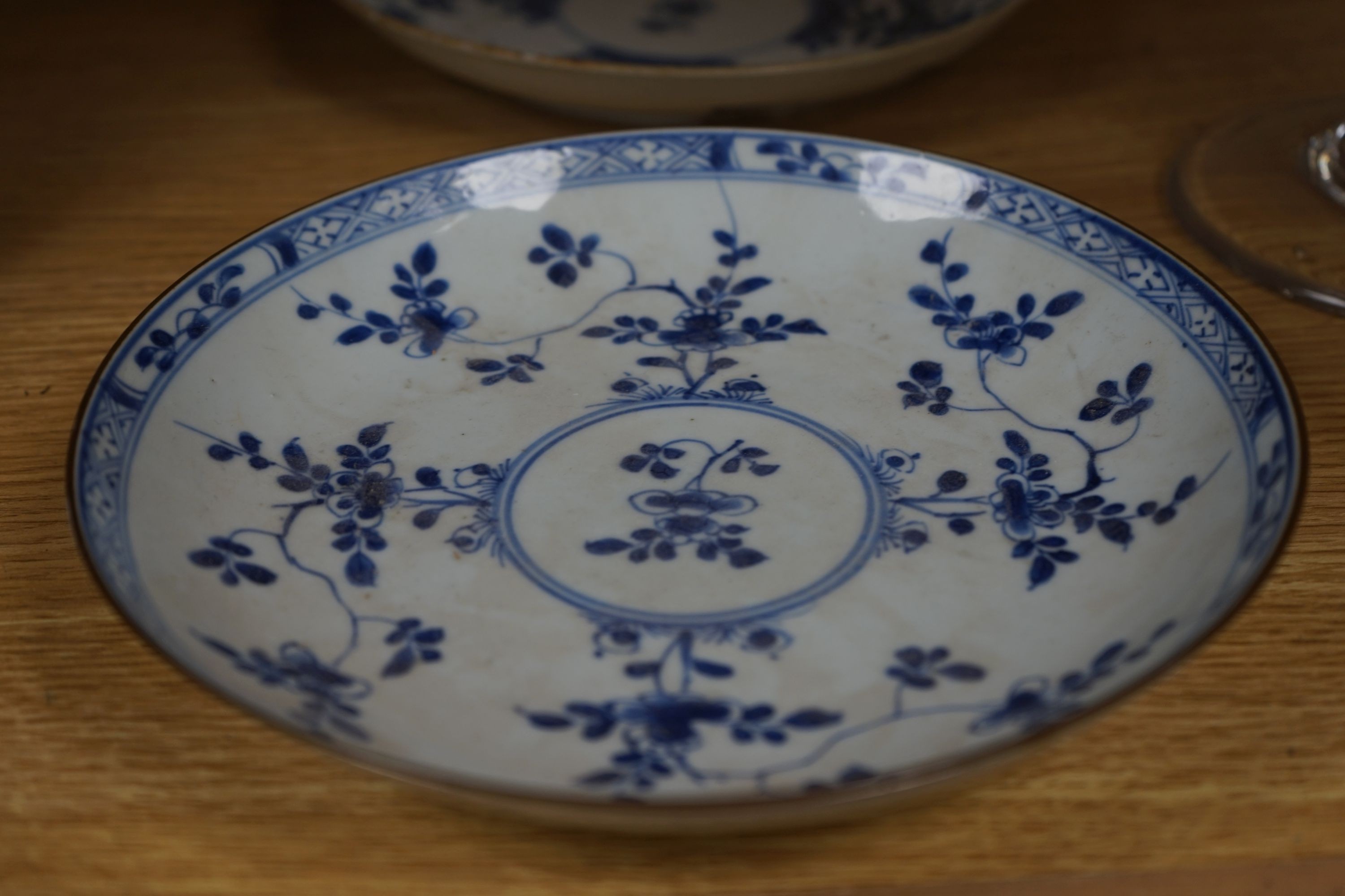 Two Chinese Kangxi blue and white dishes 22cm